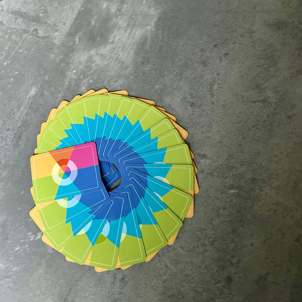 Die Karten des Wertekreisspiels liegen in einem Kreis übereinandergelegt mit der Rückseite nach oben.