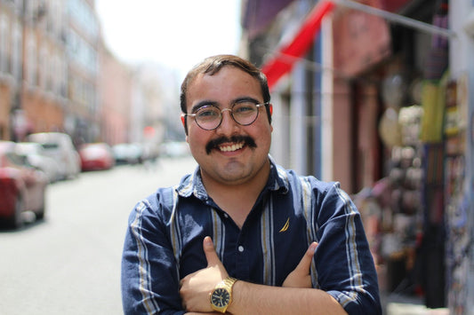 Lächelnder Mann In Städtischer Straßenkulisse