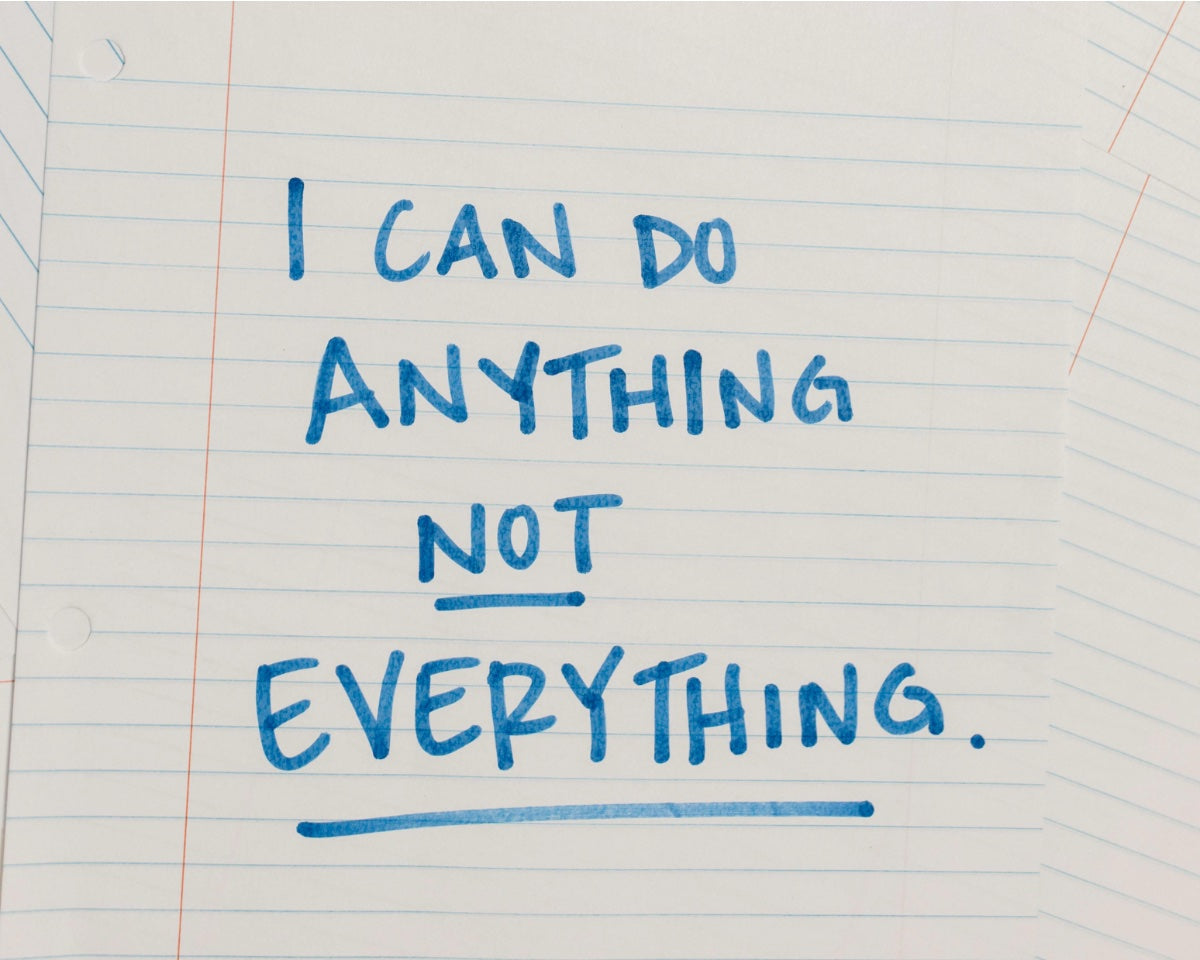 Liniertes Papier, darauf in blauer Tinte handgeschrieben: I can do Anything not Everything.