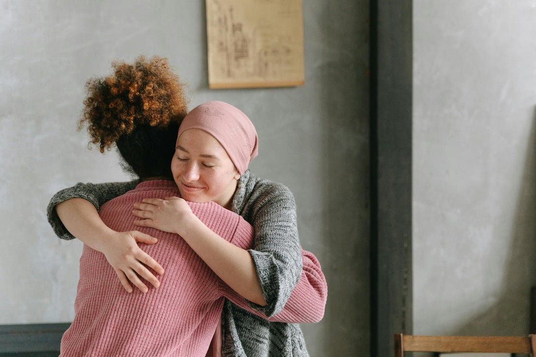 Zwei Menschen umarmen sich liebevoll. Ein Moment voller Nähe, Mitgefühl und Vertrauen – ein starkes Zeichen für gelebte Werte wie Verbundenheit und Menschlichkeit.