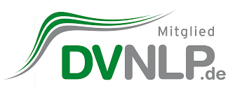 Das Logo des DVNLP: Eine grün-graue Welle über den Buchstaben DVNLP.de