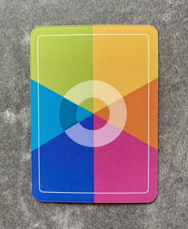 Die Rückseite einer Wertekarte aus dem Werte-Kartenspiel zeigt die sechs unterschiedlich farbigen Sektoren und einen darüberliegenden transparenten Kreis, der den Sektor der Wertekarte markiert.